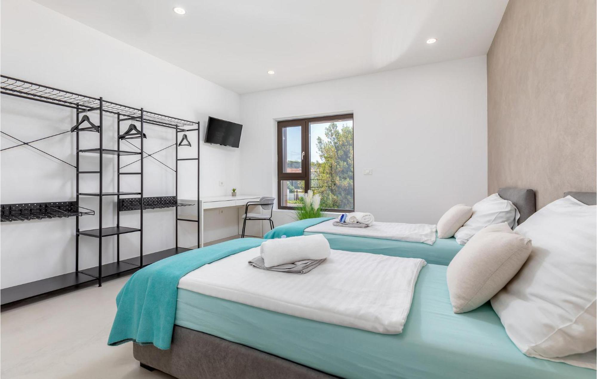 3 Bedroom Gorgeous In Vikendica Pula
